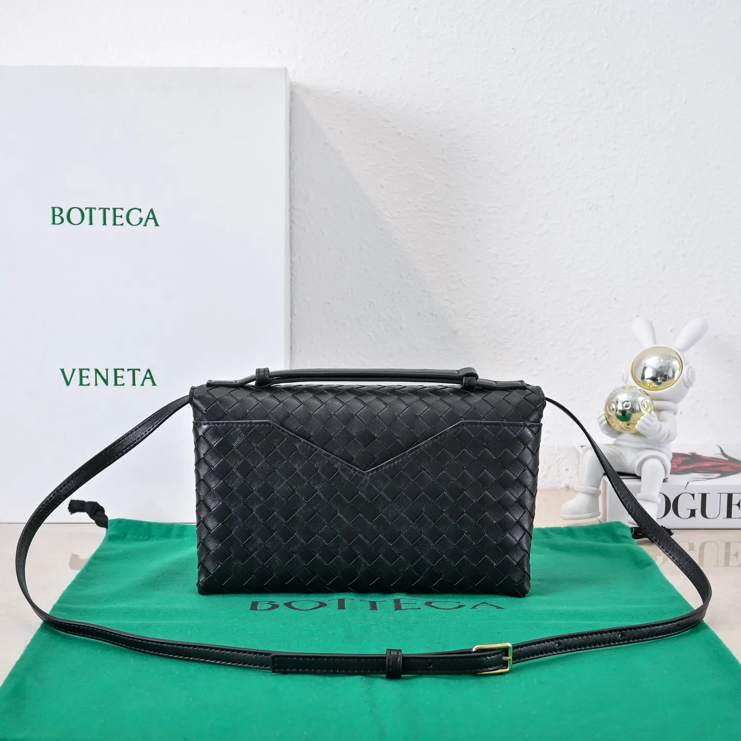 Batch 1660 #Bv new Knot Lock crossbody bag 🎈2025 early spring kont lock new series is hot on the market 🔥The brand's classic weaving process, with kont's metal rotating buttons, are exquisite and eye-catching, which is a luxurious embellishment of details. The upper body is elegant and elegant, with internal double compartments + card slots + back compartment. Super versatile, multiple carrying methods, detachable shoulder strap, portable/shoulder/cross-body, retro and fashionable, easy to carry with exquisite old-line style🫴 Model: 7191 Size: 25x16x5.5